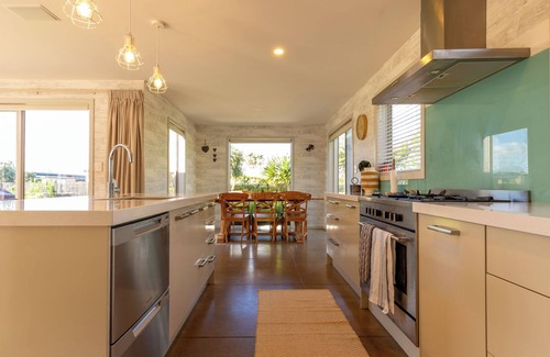 Waihi Beach House | Stunning Surfers 4 Bedroom Beach House