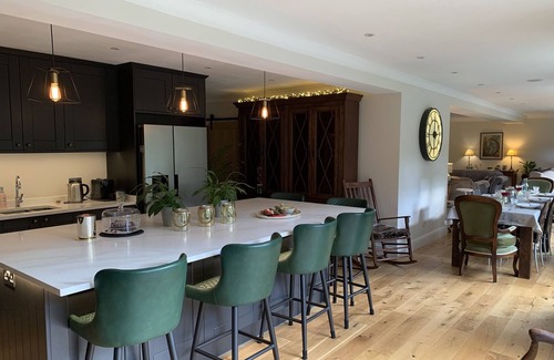 Hindhead House | Stunning Surrey Hills Country House w/hot tub (seasonal). Sleeps 8-10.