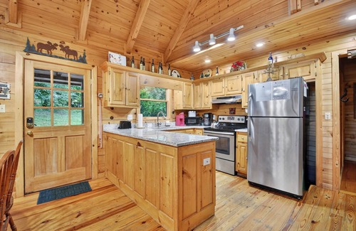 Blue Ridge House | Stunning Surroundings, Hot Tub Soaks, S'mores & Nearby Attractions - Our Favorite Place