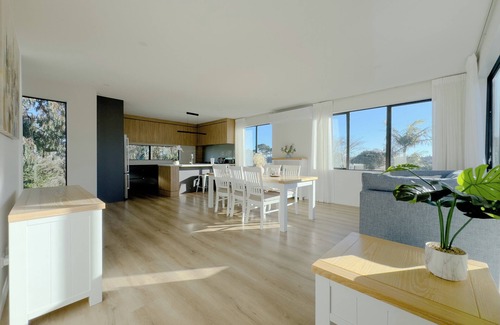 Forrest Hill House | Stunning Three bedroom Unit in Forrest Hill