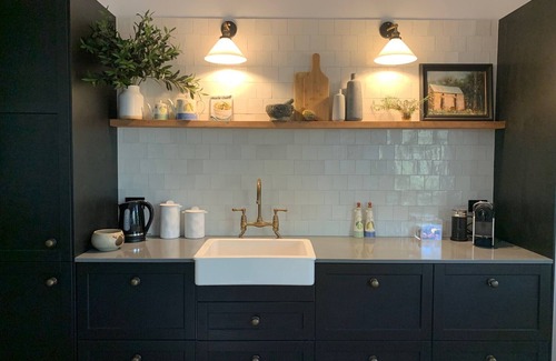 Kincumber Cabin | Stunning Tiny House- 5 minutes to Avoca Beach & Amenities