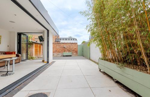 Leamington Spa Apartment | Stunning Townhouse & Basement in Leamington Spa