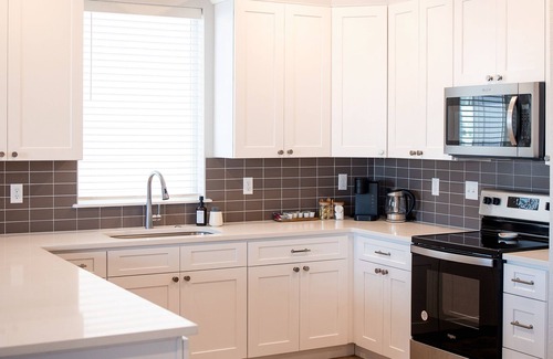 Greeley House | Stunning Townhouse with garage! Central, Cozy, Close to Parks