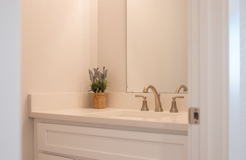 Greeley House | Stunning Townhouse with garage! Central, Cozy, Close to Parks