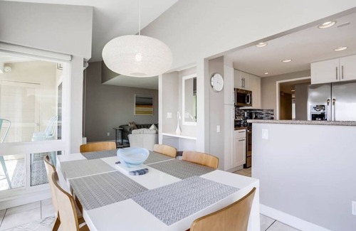 Solana Beach Condo | Stunning Track & Dog Beach Views w/Pool
