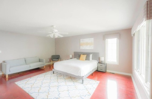 Innisfil House | Stunning Tranquility~ Spa~ Billiard~ Lake Simcoe