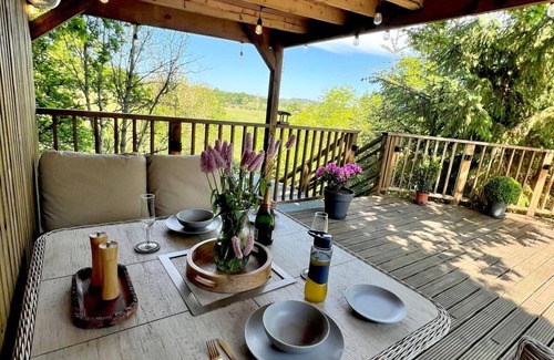 Hudswell Cabin | Stunning treehouse immersed in nature with fantastic views, hot tub & two decks.