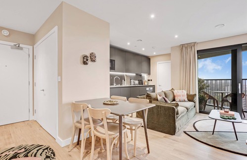 Bromley North Apartment | Stunning two bedroom apartment with a balcony
