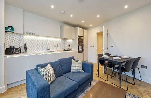 Whittington Apartment | Stunning Two-Bedroom Flat with terrace