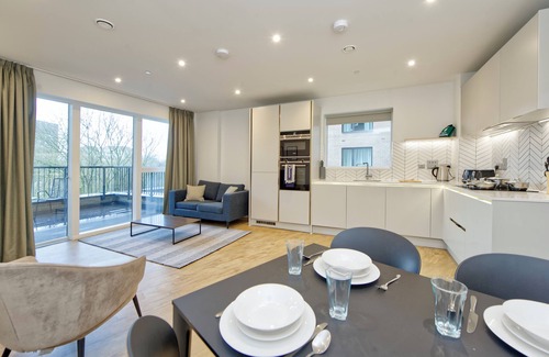 Whittington Apartment | Stunning Two-Bedroom Flat with terrace