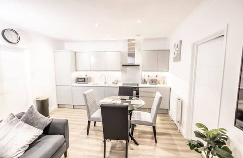 Swindon Apartment | Stunning Two Bedroom with Two en-suites, Free Parking, Pet Friendly