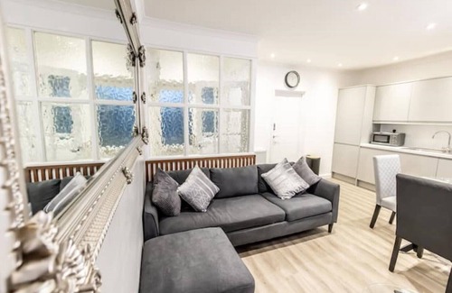 Swindon Apartment | Stunning Two Bedroom with Two en-suites, Free Parking, Pet Friendly