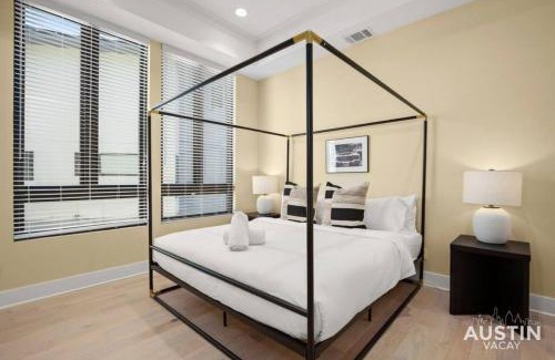 Travis Heights House | Stunning Two Living Rooms and 3-Room Primary Suite