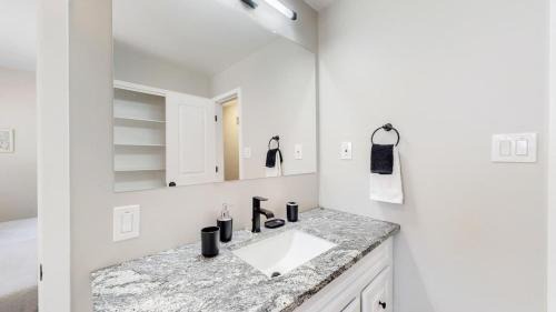 Southeast House | Stunning Upper Family Unit with King Beds & Yard