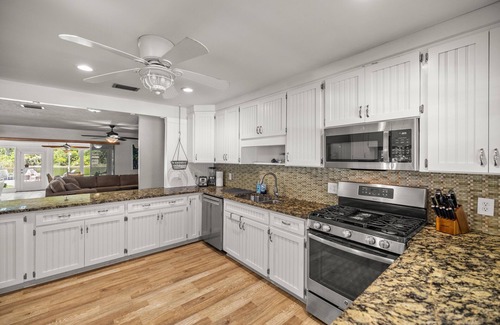 Dunnellon House | Stunning upper Rainbow River view even from inside the home! Kayaks/paddleboards