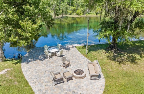 Dunnellon House | Stunning upper Rainbow River view even from inside the home! Kayaks/paddleboards