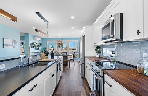 Mystic Island House | Stunning 2600 ft² waterfront home, pet friendly, 8 person hot tub, rooftop deck