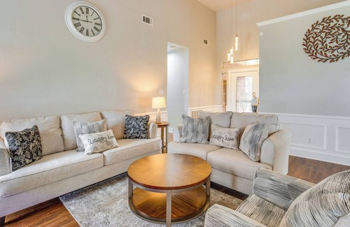 Van Alstyne House | Stunning Van Alstyne Retreat w/Patio & Fireplace!