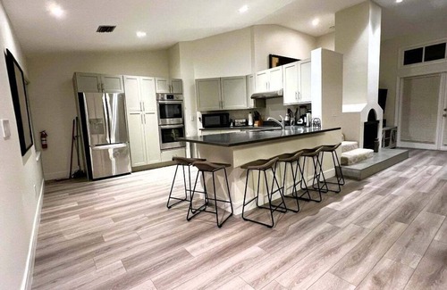 Ventura House | Stunning Ventura Condo with Golf &Pool