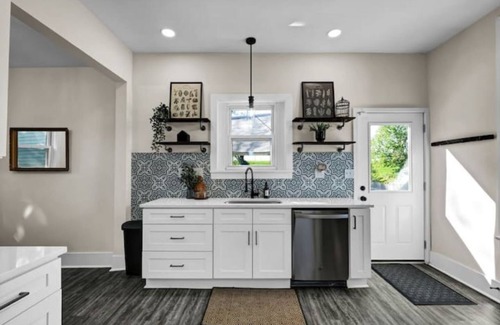 Jeffersonville House | Stunning Victorian Home - prime location minutes from Louisville