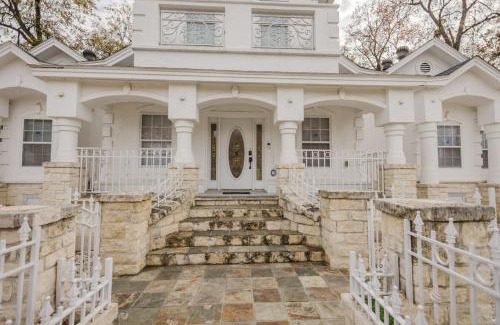 Southside House | Stunning Victorian 3BR Sleeps 10