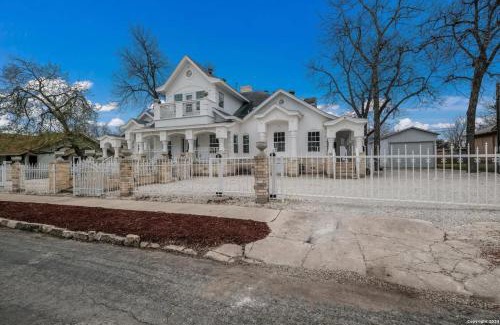 Southside House | Stunning Victorian 3BR Sleeps 10
