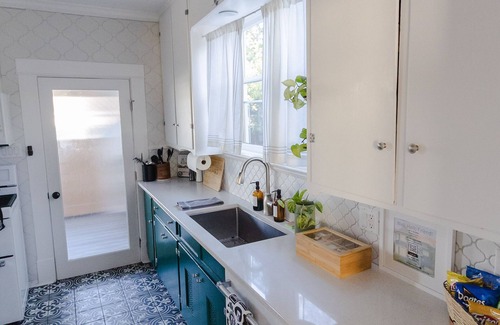 Columbia House | Stunning Victorian 4BR w/Hot Tub 5 Min to Downtown