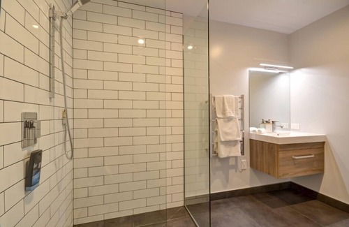 Frankton Apartment | Stunning view at Battery Hill 2A