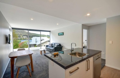 Frankton Apartment | Stunning view at Battery Hill 2A