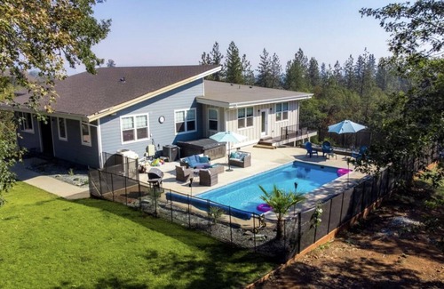 Central Point House | Stunning View Home with Pool