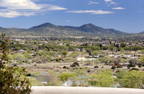 West Alameda House | Stunning view home, 3bdr, City lights, sunsets, kiva's, portals, 7 min to Plaza