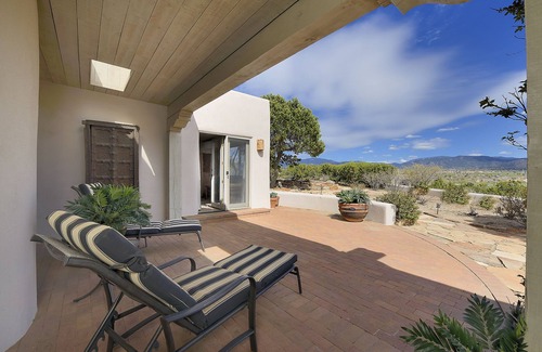 West Alameda House | Stunning view home, 3bdr, City lights, sunsets, kiva's, portals, 7 min to Plaza