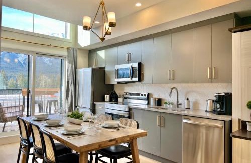 Harvie Heights House | Stunning View New Townhome Sleeps 11 AC and Hot Tub