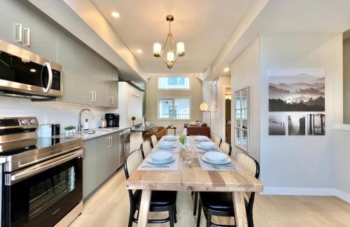 Harvie Heights House | Stunning View New Townhome Sleeps 11 AC and Hot Tub