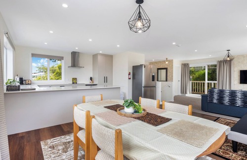 Johnsonville House | Stunning view, privacy, close to ferry & brand-new