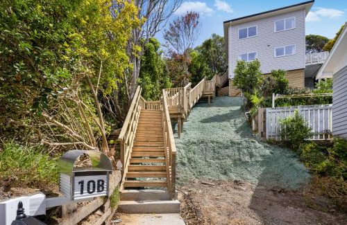 Johnsonville House | Stunning view, privacy, close to ferry & brand-new