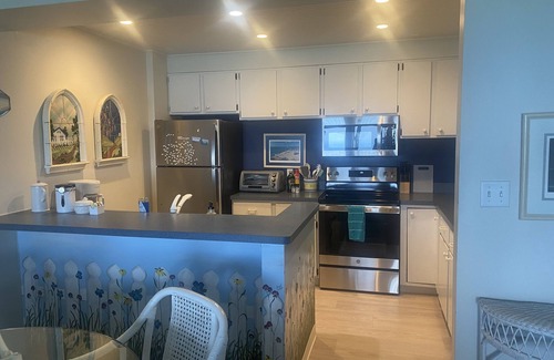 Glen Arbor Condo | Stunning views! 2 king bdrms w private bathrooms. Walk to Lake Michigan beach!
