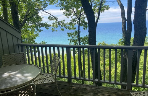 Glen Arbor Condo | Stunning views! 2 king bdrms w private bathrooms. Walk to Lake Michigan beach!