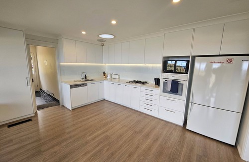 Mount Victoria House | STUNNING VIEWS, 6 bedrooms, 12 people, fireplace, early check-in, late check-out
