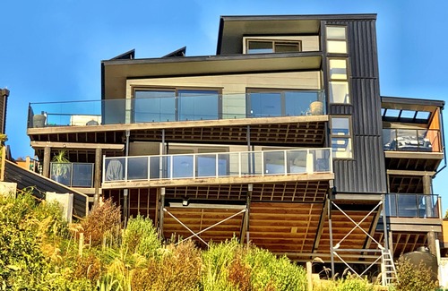 Tahunanui Apartment | Stunning views, all-day sun, modern light filled home in a top Nelson area!