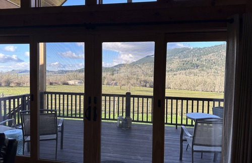Eugene House | Stunning views and tranquil country feel just ten min from U of O and Autzen!