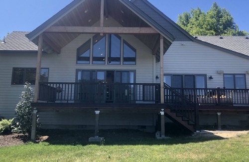 Eugene House | Stunning views and tranquil country feel just ten min from U of O and Autzen!