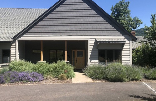 Eugene House | Stunning views and tranquil country feel just ten min from U of O and Autzen!