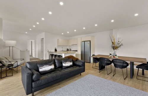 Frankton House | Stunning Views at Frankton
