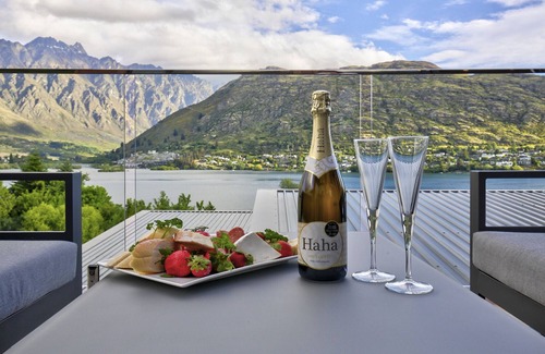 Frankton House | Stunning Views at Frankton
