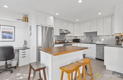 Uptown Brisbane House | Stunning Views by the Bay 2BR