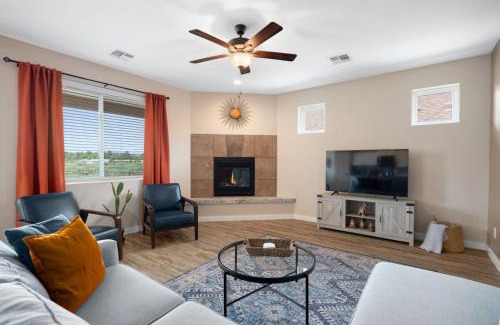 Cottonwood House | Stunning Views + Hot Tub + Location! 3 bed/3 bath