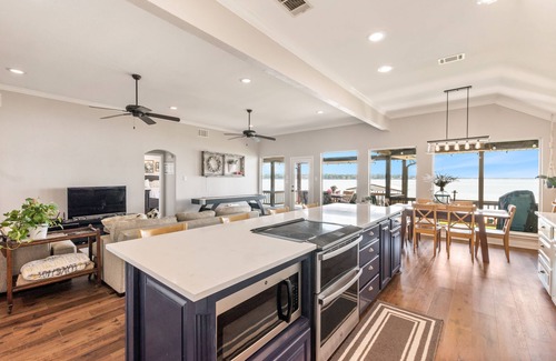 Cedar Creek Reservoir House | Stunning Views - Infinity Firepit Deck - Dock