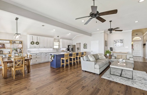 Cedar Creek Reservoir House | Stunning Views - Infinity Firepit Deck - Dock