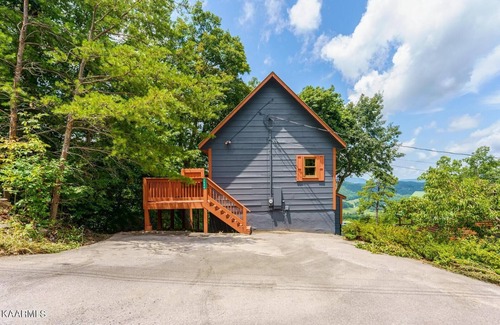 Wears Valley House | Stunning Views, King Bed, outdoor swing bed, Hot Tub, 5 minutes to the GSMNP!